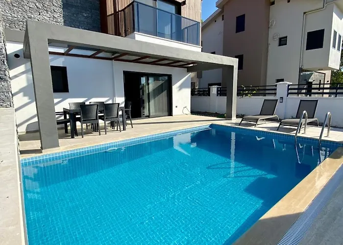 House Of Alice - With Pool Near çalış
