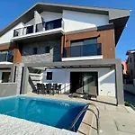 House Of Alice - With Pool Near çalış Casa de Férias